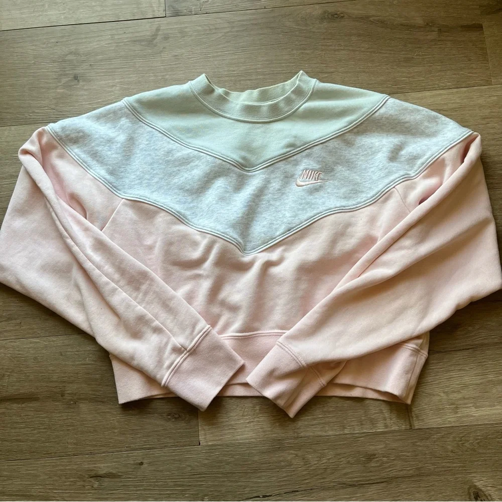 Nike Cropped Sweatshirt - Picture 2 of 4